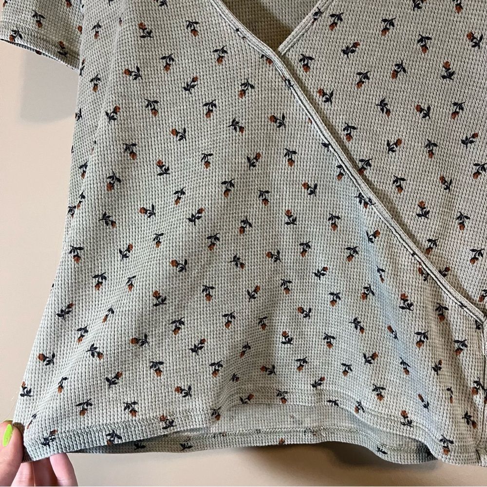 ✨ American Eagle Women’s Light Green Floral V Neck Top Small - Picture 4 of 8